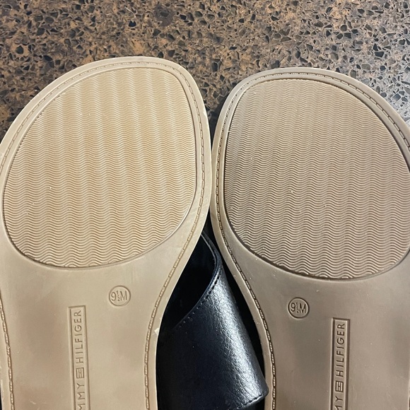 NWOB Tommy Hilfiger Black & Gold Thong Sandals - Picture 10 of 10